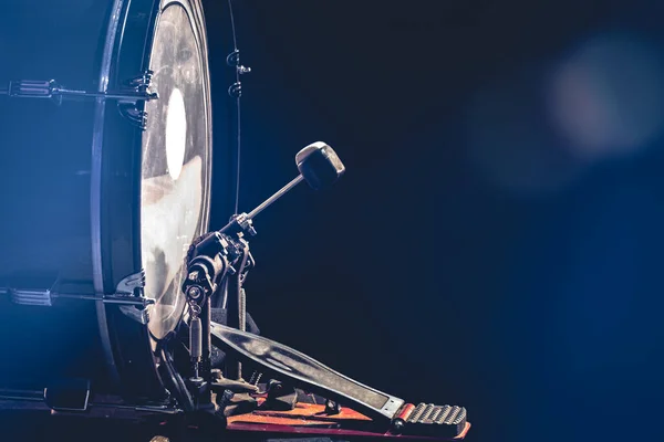 Baixo Tambor Com Pedal Instrumento Musical Sobre Fundo Preto Espaço — Fotografia de Stock