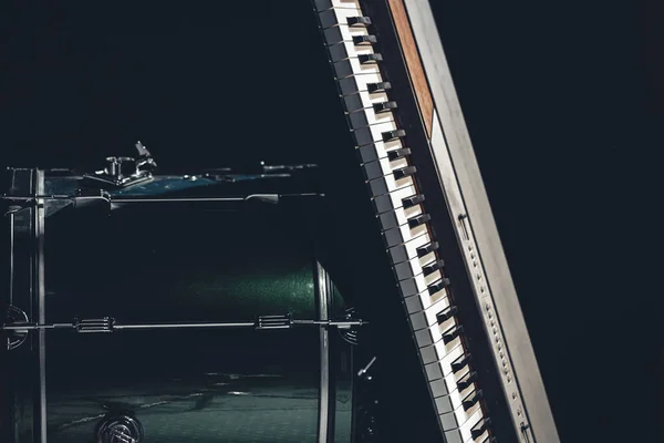 Siyah Arka Planda Bateri Müzikal Tuşlar Müzikal Yaratıcılık Kavramı — Stok fotoğraf