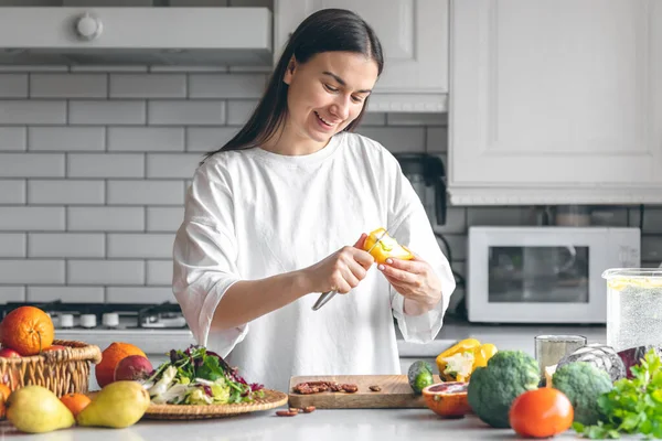 Attraktive Junge Frau Schneidet Gemüse Für Salat Der Küche Konzept — Stockfoto