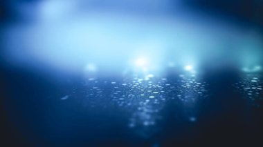 Yumuşak dalgalar ve ışık, deniz ve sükunet kavramına sahip soyut mavi arkaplan.