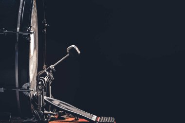 Pedallı bas davul, siyah arkaplanda müzik aleti, boşluğu kopyala.