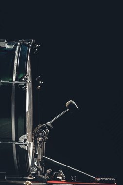 Pedallı bas davul, siyah arkaplanda müzik aleti, boşluğu kopyala.