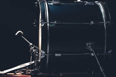 Pedallı bas davul, siyah arkaplanda müzik aleti, boşluğu kopyala.