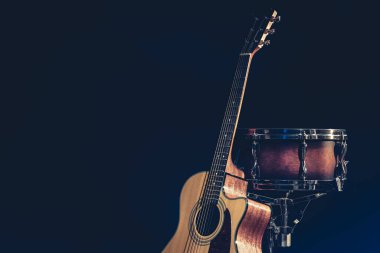 Siyah arkaplanda akustik gitar ve trampet izole edilmiş, kopyalama alanı.
