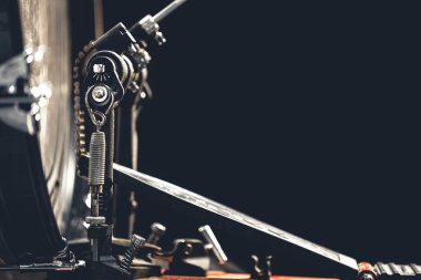 Pedallı bas davul, siyah arkaplanda müzik aleti, boşluğu kopyala.