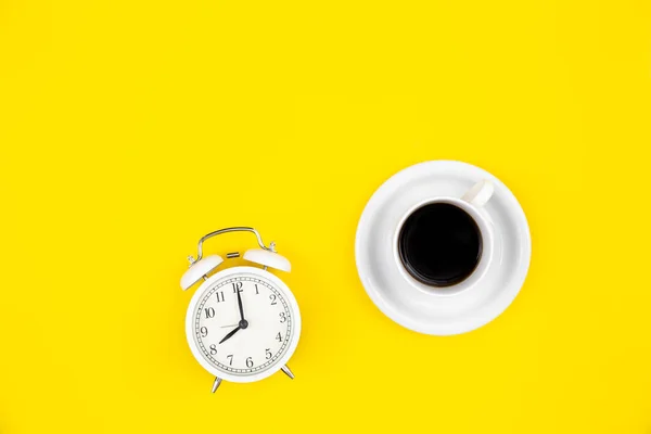 Relógio Despertador Uma Xícara Café Fundo Amarelo Vista Superior Espaço — Fotografia de Stock