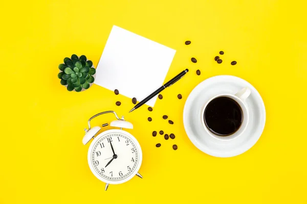Relógio Despertador Xícara Café Papel Sobre Fundo Amarelo Flat Lay — Fotografia de Stock