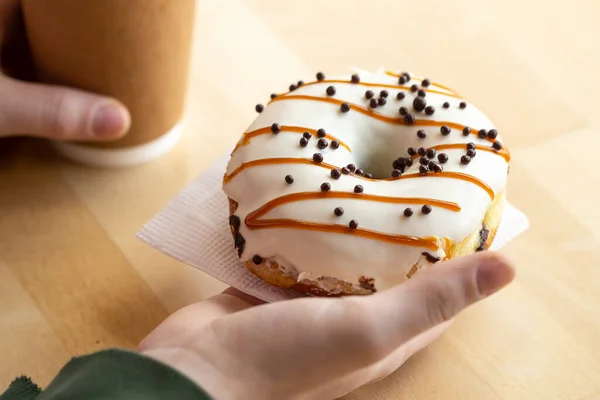 Аппетитный Глазированный Пончик Кофе Мужских Руках Крупный План Вкусный Десерт — стоковое фото