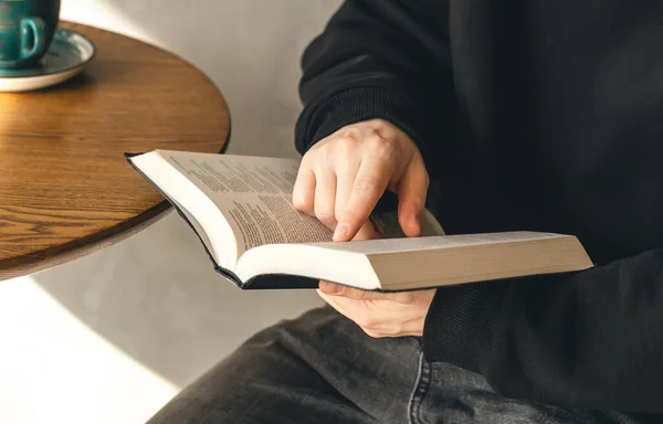 Libro Sacro Aperto Bibbia Mani Maschili Primo Piano Concetto Cristianesimo — Foto Stock