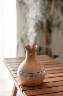 Odanın içinde bulanık bir arka planda Aroma yağı yayıcı lamba.