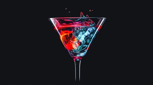 Bicchiere Con Cocktail Alcolico Rinfrescante Fondo Nero Schizzi Movimento — Foto Stock