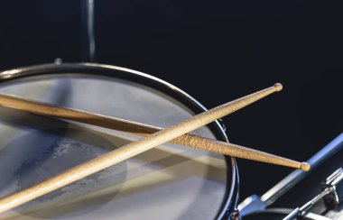 Yakın plan, davul ve bagetleri koyu arkaplanda, konser konsepti, yakın çekim enstrümanı.