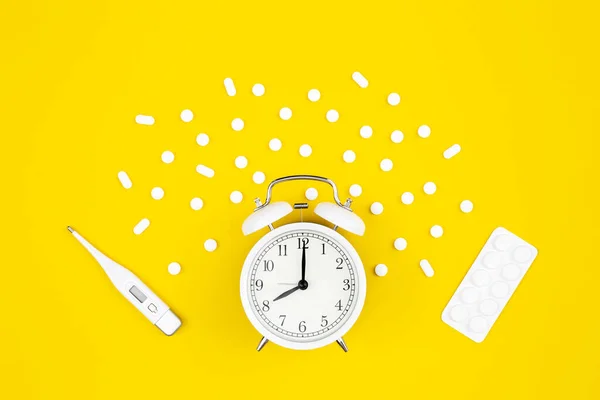 Relógio Despertador Termômetro Médico Pílulas Fundo Amarelo Plana Composição Criativa — Fotografia de Stock