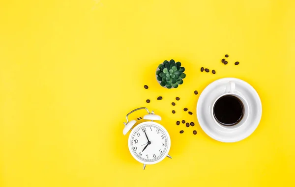 Wecker Tasse Kaffee Und Kaffeebohnen Auf Gelbem Hintergrund Flache Lage — Stockfoto