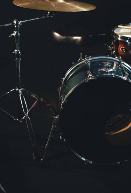 Pedallı bas davul, siyah arkaplanda müzik aleti, boşluğu kopyala.