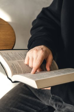Kutsal kitabı erkeklerin elinde aç, yakın plan, Hristiyanlık kavramı, Tanrı 'ya olan inanç..