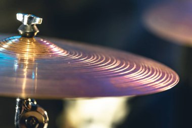 Karanlık, bulanık bir arkaplanda davul zili yakın plan, müzik konsepti, perküsyon enstrümanı.