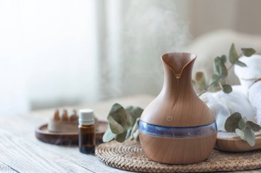 Odanın içinde bulanık bir arka planda aroma yağı yayıcı lambalı spa kompozisyonu, boşluğu kopyala.