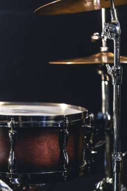 Bulanık bir arka planda davul, davul seti parçası, müzik konseri hariç..