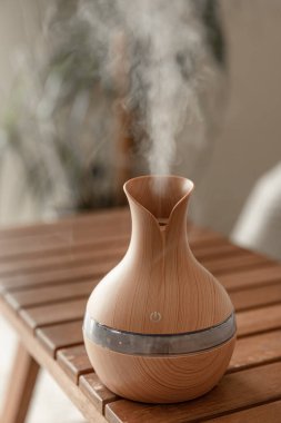 Odanın içinde bulanık bir arka planda Aroma yağı yayıcı lamba.