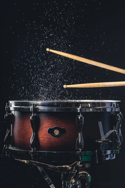 Drummer Met Behulp Van Drum Sticks Raken Snare Drum Met — Stockfoto