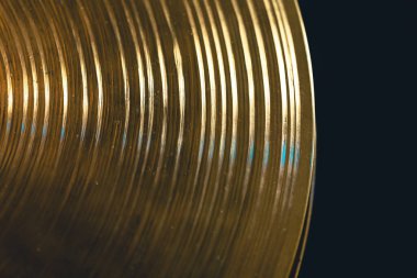 Davul zili yakın plan karanlık fon, müzik konsepti, üst görünüm.