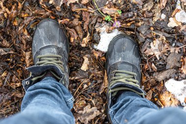 Çamurda bir çift yürüyüş ayakkabısı, kötü hava için güvenilir ayakkabılar..