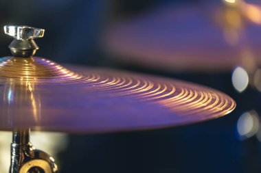 Karanlık, bulanık bir arkaplanda davul zili yakın plan, müzik konsepti, perküsyon enstrümanı.