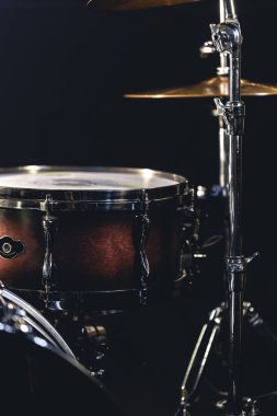 Bulanık bir arka planda davul, davul seti parçası, müzik konseri hariç..