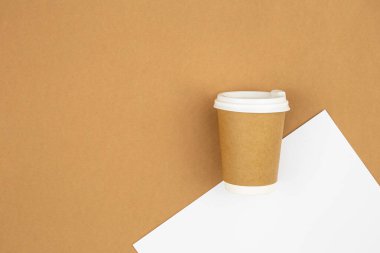 El işi kağıt kahve fincanı, düz eko arka plan fotokopi alanı, üst görünüm.