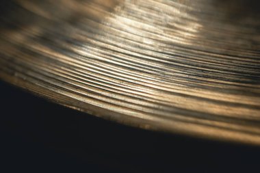 Hi hat yüzeyini kapat, davul zili yakın plan siyah arka plan.