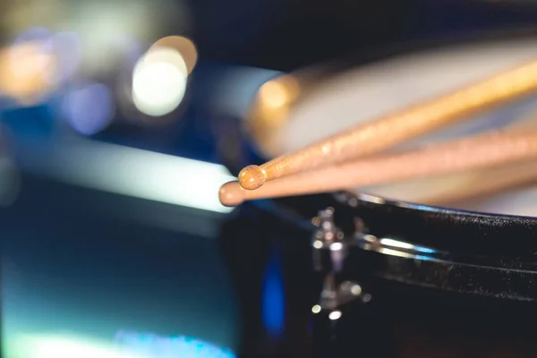 Close Snare Drum Baquetas Fundo Escuro Conceito Concerto Instrumento Percussão — Fotografia de Stock