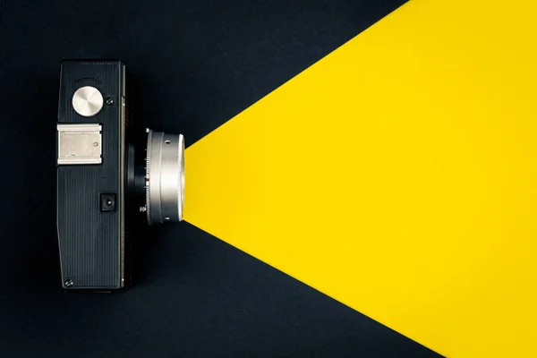 Креативный Плоский Фон Старой Камерой Вспышка Желтого Луча Чёрном Фоне — стоковое фото