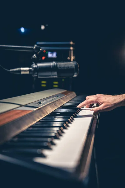 Чоловіча Рука Грає Клавішах Піаніно Інтер Єрі Студії Темної Музики — стокове фото