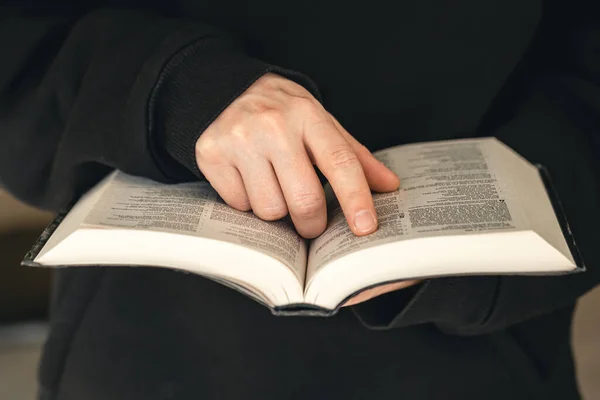 Libro Sacro Aperto Bibbia Mani Maschili Primo Piano Concetto Cristianesimo — Foto Stock