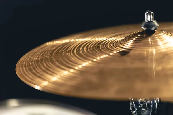 暗い背景にドラムシンバルのクローズアップ 音楽コンセプト マクロショット — ストック写真