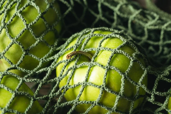 Cerca Manzanas Verdes Una Bolsa Compras Malla Verde Concepto Ecológico —  Fotos de Stock