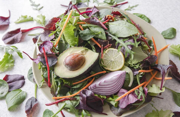 Salat Aus Avocado Und Gemüse Gemischte Grüne Salatblätter Fertig Zum — Stockfoto