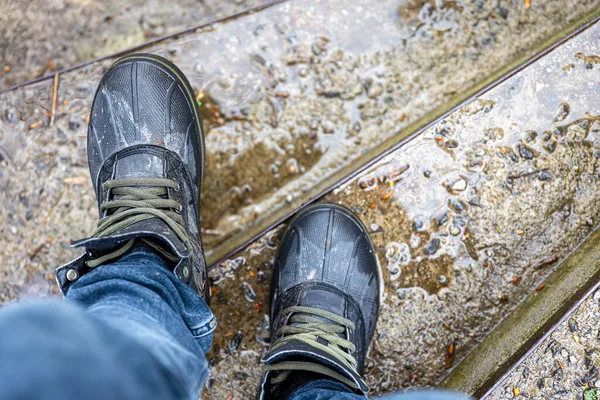 Вид Сверху Пару Треккинговых Ботинок Грязи Надежная Обувь Плохой Погоды — стоковое фото