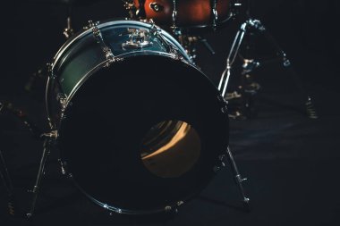 Pedallı bas davul, siyah arkaplanda müzik aleti, boşluğu kopyala.