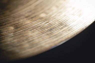 Hi hat yüzeyini kapat, davul zili yakın plan siyah arka plan.