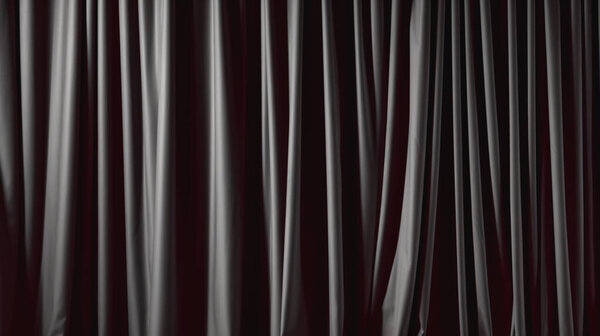 Закрытые серые шторы с атласным бархатным светом для фона.