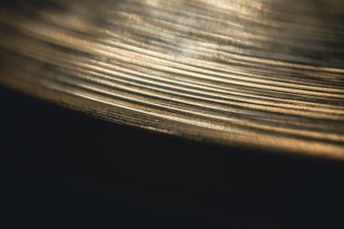 Hi hat yüzeyini kapat, davul zili yakın plan siyah arka plan.