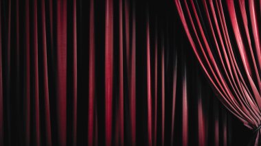 Arka plan için saten kadife ışık efektli kapalı koyu kırmızı perdeler.