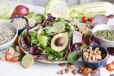 Avokado ve sebze salatası. Karışık sebzeler. Yemeye hazır marul yaprakları..
