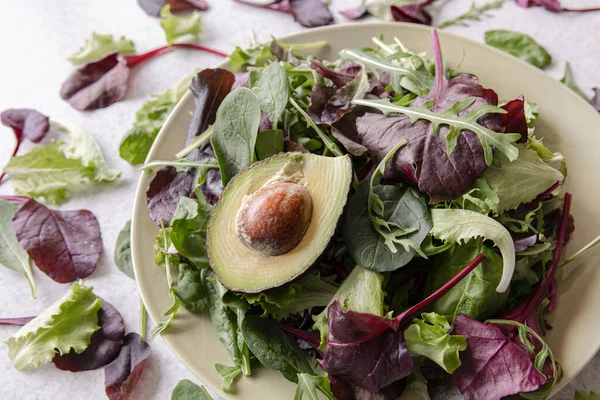 Salat Aus Avocado Und Gemüse Gemischte Grüne Salatblätter Fertig Zum — Stockfoto