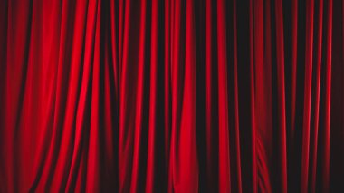Arka plan için saten kadife ışık efektli kapalı kırmızı perdeler.