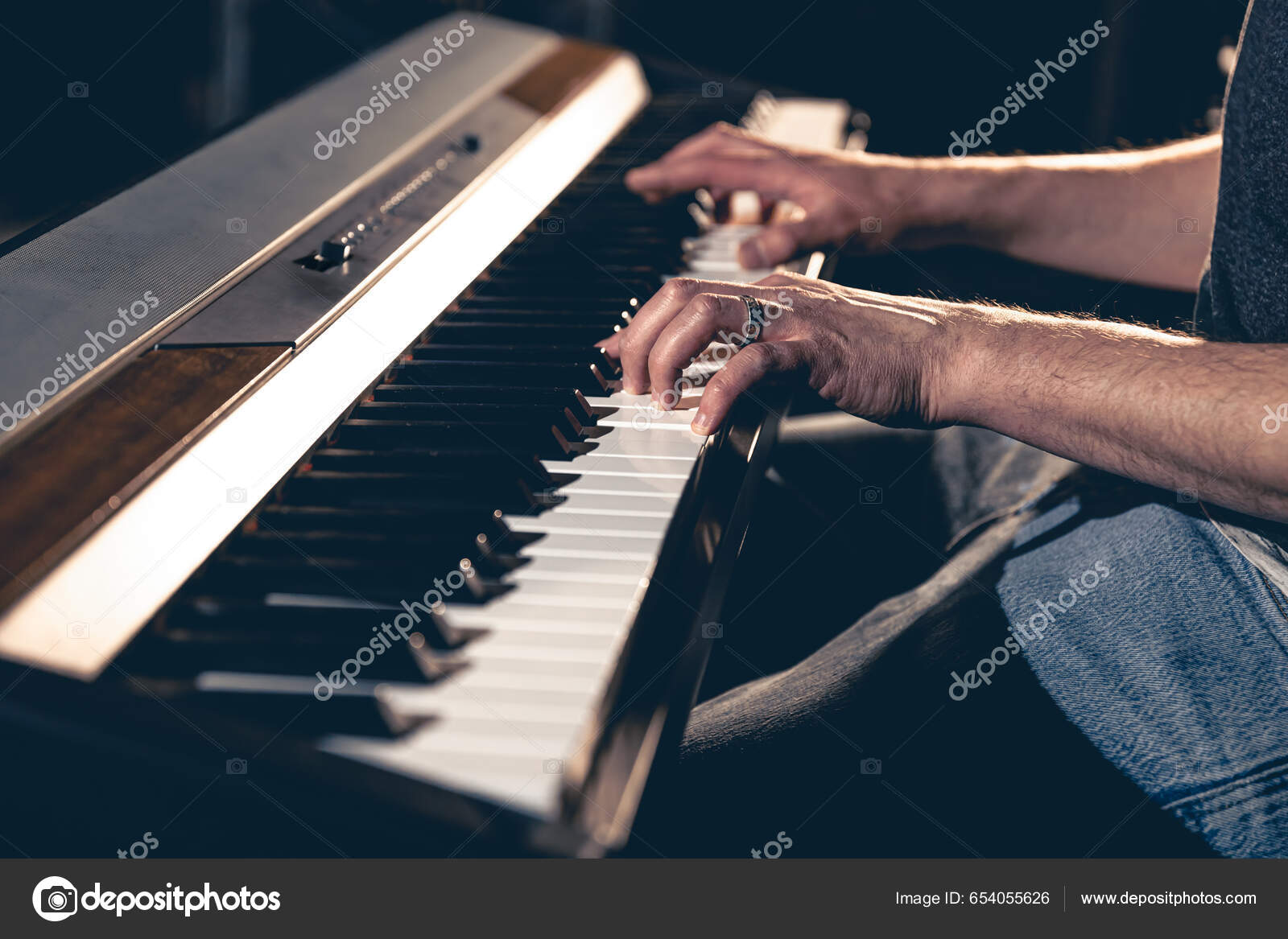 Jovem Pianista Faz Música Clássica Foto de Stock - Imagem de jogo