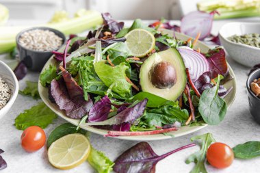 Avokado ve sebze salatası. Karışık sebzeler. Yemeye hazır marul yaprakları..