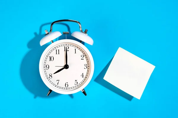 Relógio Alarme Branco Papel Branco Branco Adesivo Fundo Azul Isolado — Fotografia de Stock